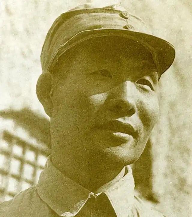1935年，粟裕亲眼看着自己的营长中弹倒地，心里像压了块大石头，几十年都放不下。