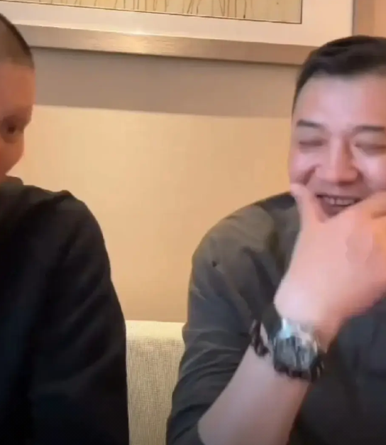 巩晓彬谈喝啤酒：

“我们早期打球的时候，还没那么正规，没那么职业化。”

“那