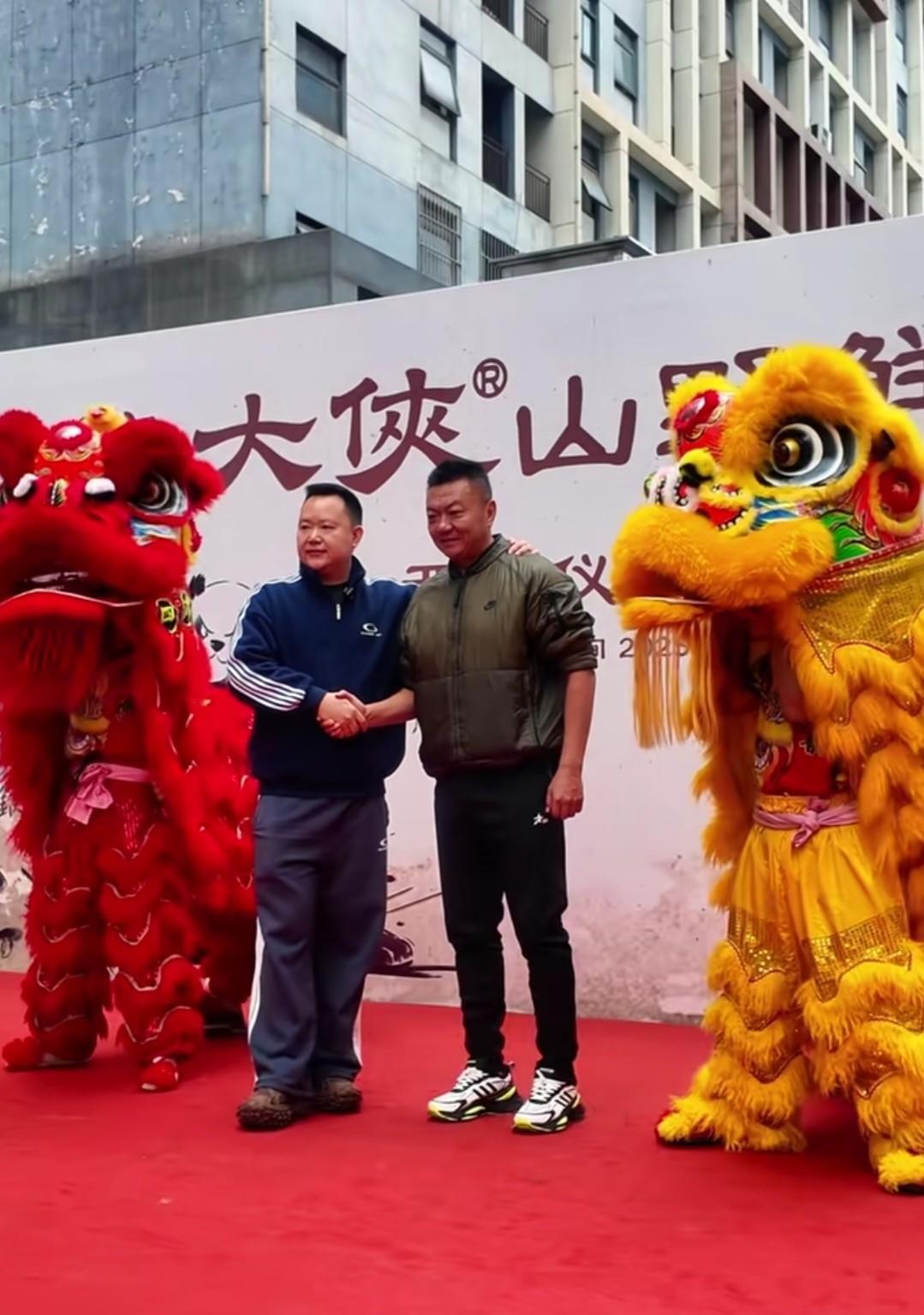 魏群 魏大侠火锅店开业！全兴众兄弟道贺捧场！
四川足球名宿魏群，共同投资的魏大侠