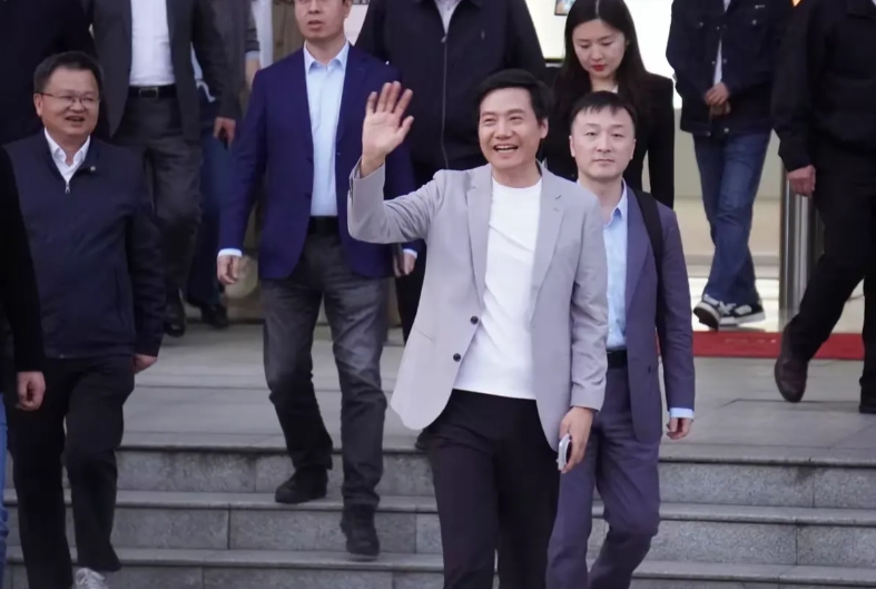 雷军回武汉大学看樱花了，他站在台上忍不住笑了，不像“参会”时那么拘谨了，是回家的