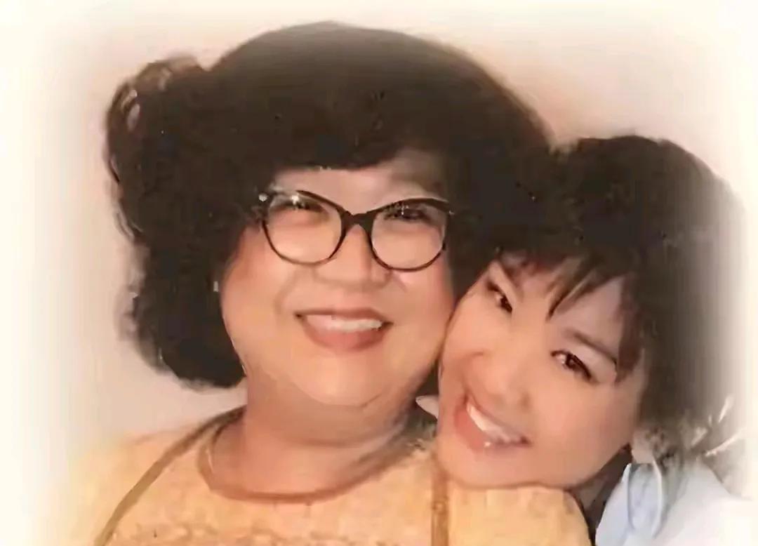 郑欣宜和妈妈在一起笑得可幸福了，和爸爸在一起的她搞怪可爱。如今三十多岁的她未婚未