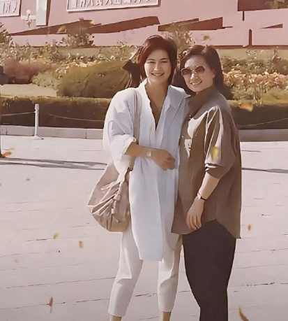 1987年，“赌王”女儿何超琼在天安门的留影，当时的穿着在现在都还流行。

何超