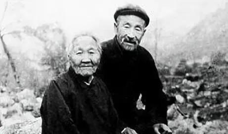 1950年的一天，徐州某部队，连长刘玉明从外面回来，走到门口，一位衣衫褴褛的女乞