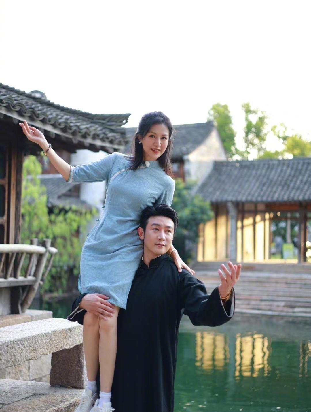 不得不说，鲍蕾的命真的是很好。
嫁给陆毅，不仅人长的帅气，还很会赚钱，赚的钱全部