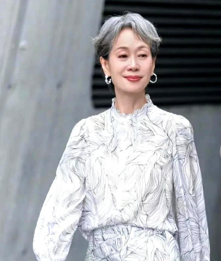 叶童老师已经悄悄回港三天了，没有叶老师消息的日子里，生活暗淡无光，总觉得少了点什