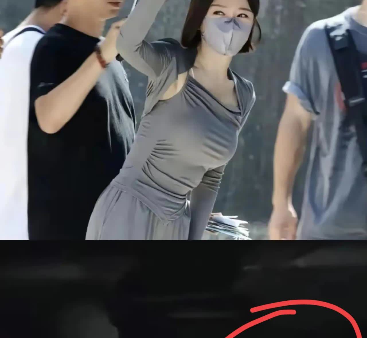 这年头，当爹的都不容易啊！
谁来治治魏大勋的恋爱脑呀？
秦岚深夜约了朋友私聚