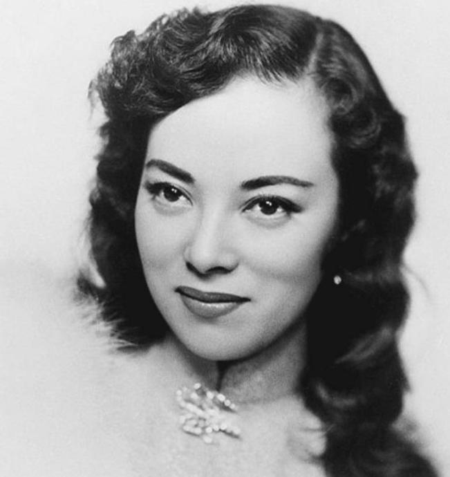 1945年，女汉奸李香兰将被执行枪决，谁料，临刑前她突然解开胸口扣子，从胸前掏出