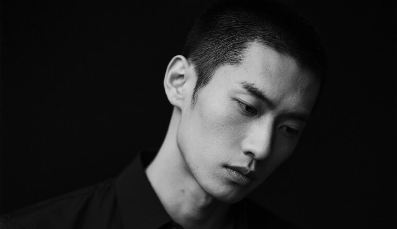 有一个男人，
被称为“史上最会搞定女人的男人”。
据说他一生中，
吸引了近