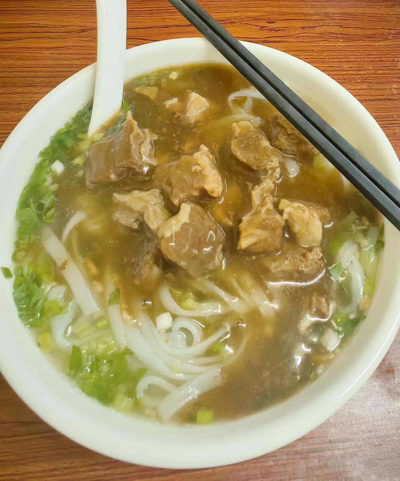 为了这一碗牛肉粉，被一位大妈气呼呼的怼了一顿，到底是我老了，不招人待见，还是她老