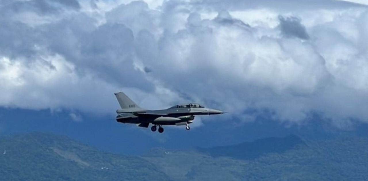【10架F-16V将直飞台岛，解放军盖牌出动】
年底以前，将有10架F-16V战