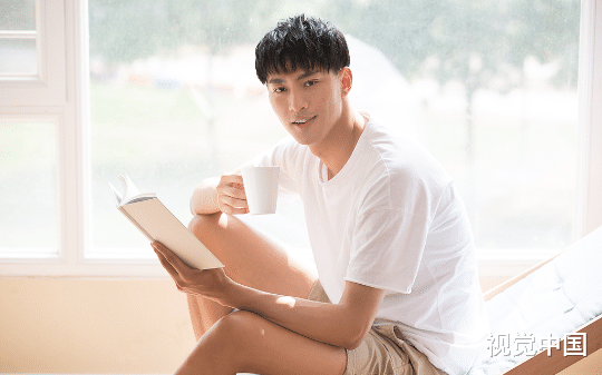 保姆仗着她女儿是我未来弟媳，给我立下百条家规：五点起床做早餐、九点手洗全家衣服、放弃公司继承权...