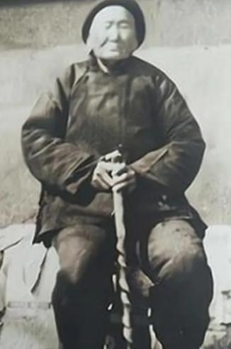 “国难当头，匹夫有责！”一位老妇人请“汉奸”侄子吃饭，突然压低声音道“孩子，给我