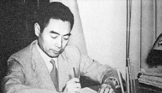 1963年底，周总理访问埃及。在招待会上一位情报高官抓住周总理身边无人的空隙，突