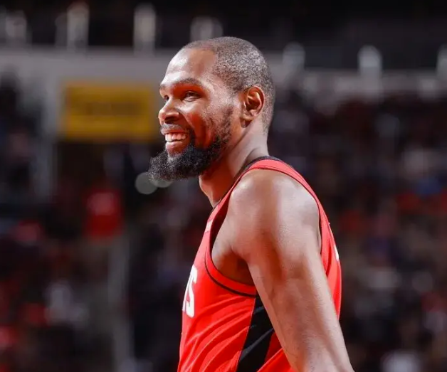 NBA常规赛，快船113-115不敌火箭。赛后，詹姆斯-哈登接受了记者采访，谈到