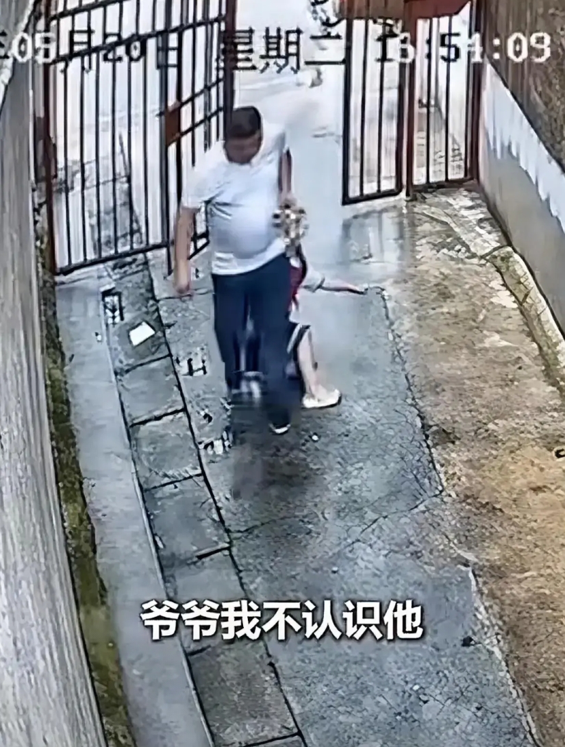 看了湖南中年男人把陌生小女孩往小巷子里拖拽的事情，这三点真的值得我们家长警惕：