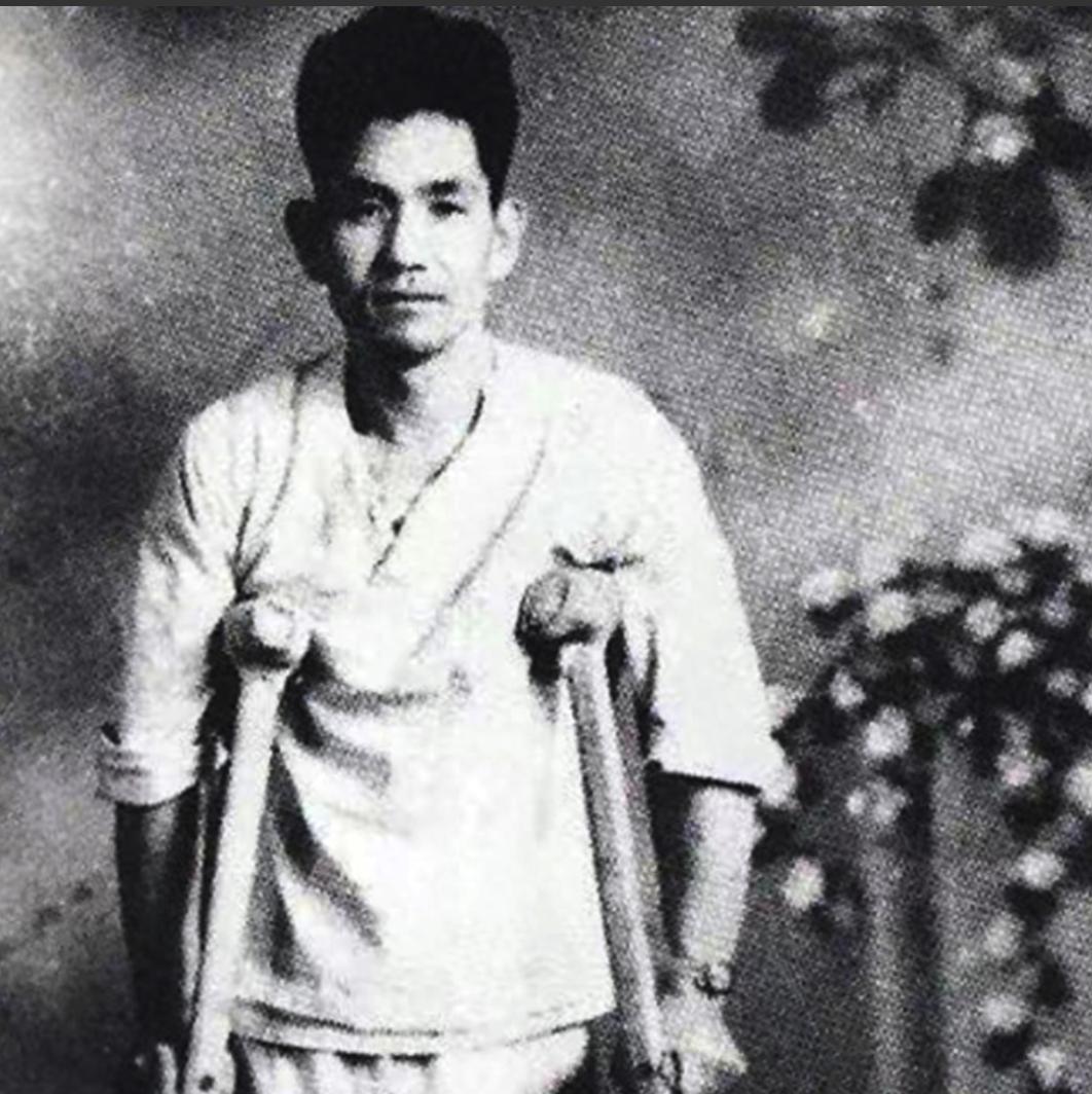 1942年，因叛徒出卖，八路军团长被日军包围，当只剩一颗子弹时，他却犯了难：“这