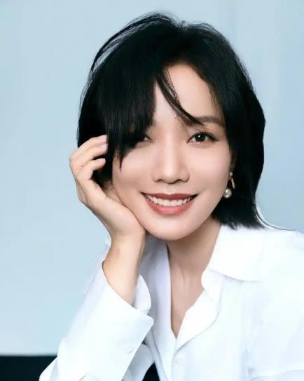 #求婚王珞丹男子被曝曾骚扰迪丽热巴# 2019年的王珞丹35岁，事业正处在上升期