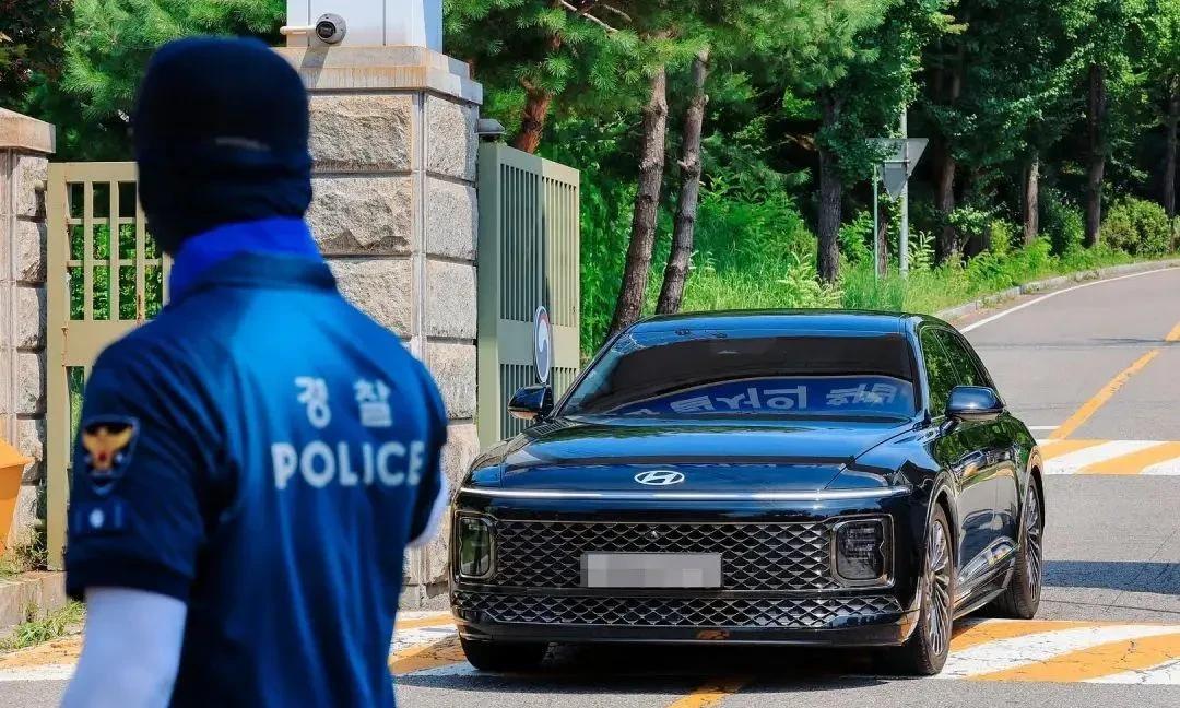 史来最尴尬总统
韩国前总统尹锡悦也太惨了
现在韩国检察院对尹锡悦进行逮捕
而尹锡