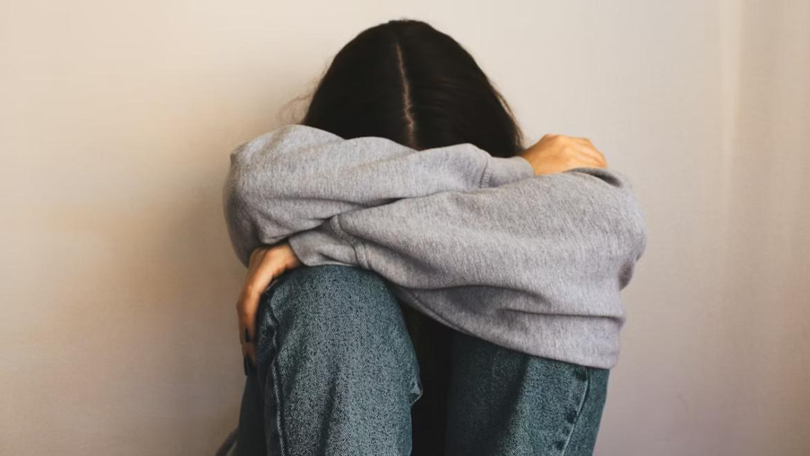 让孩子顶尖优秀却抑郁，快乐成长却成绩倒数，二选一，家长咋办？