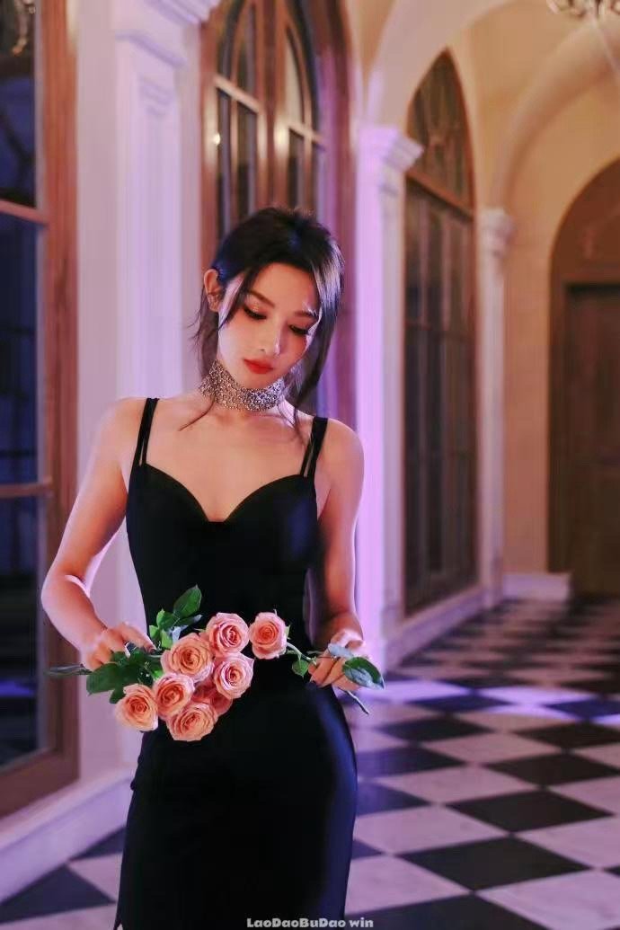 救命！这一刻直接破防！彭小苒结束时不愿先离场，站在舞台上轻声说出这句话，不舍都藏