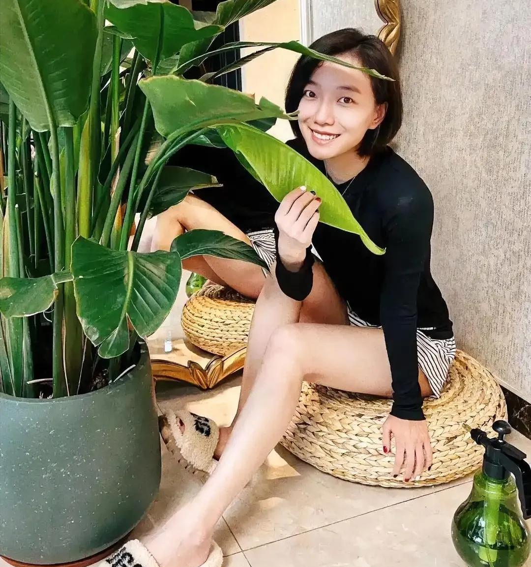 王珞丹蹲在绿植旁，这场景乍一看就很有生活感，谁懂啊绿植衬得她超有松弛氛围，这状态