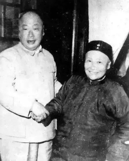 1962年，陈毅出国访问回来，就赶去探望瘫痪的母亲，不料刚跨进房门，就看见母亲很