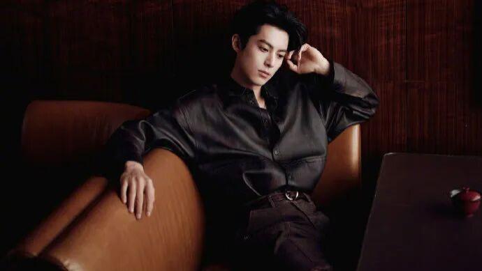 王鹤棣品牌活动造型：皮衬牛仔焊死硬朗帅感，这波利落范儿太对味！