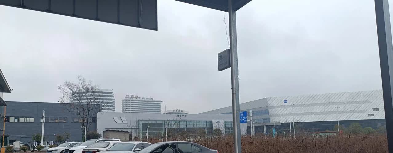 上次开车去做保养，车子刚到株洲汽博园不久右后轮就被扎了，仪表盘发出报警。觉得很奇