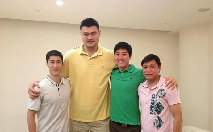 上海体育界四大天王。姚明刚刚卸任中国篮协主席，王励勤又当选中国乒协主席。如果范志