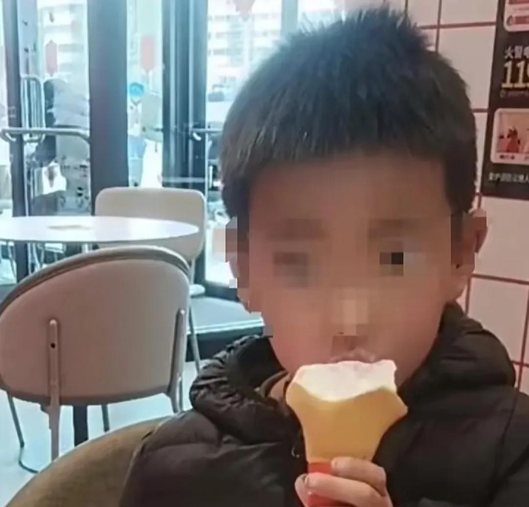 山东五岁男童被生母和男友打死，起因竟然是睡觉晚，据了解，孩子离世的前一晚还在被打
