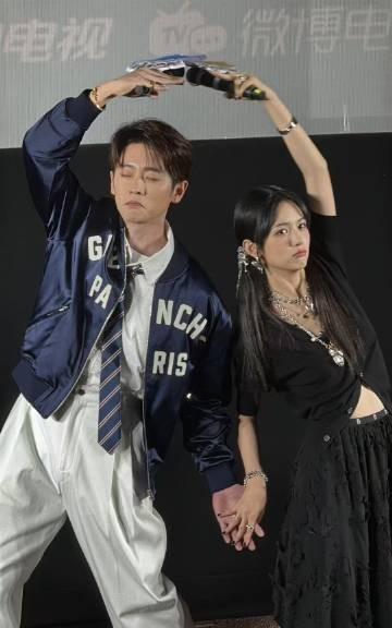 周也错就错在穿黑色衣服参加剧宣了
