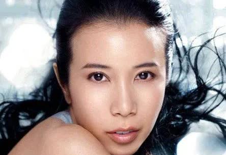 这遗传，就很难评

莫文蔚的妈妈，莫何敏仪是中伊德三国混血；莫文蔚的爸爸莫天