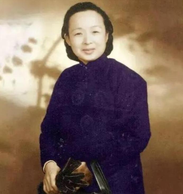 1949年，谢晋元的遗孀，请求市长陈毅，给她一个房子。陈毅当即下令，把吴淞路46