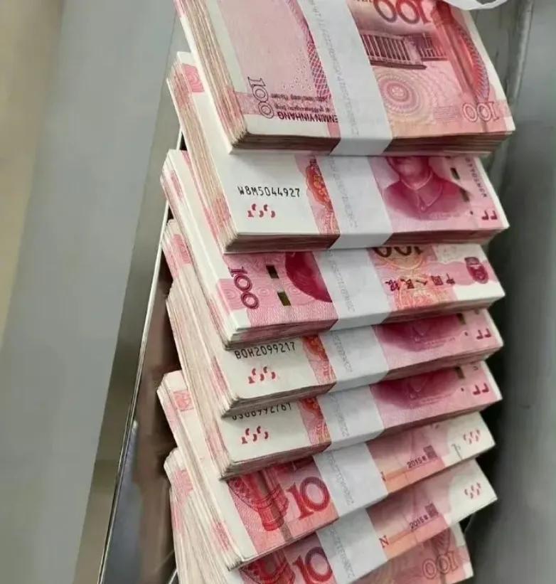 有位天津博主说:
他们夫妻每月工资加起来5800，
有一个在家躺平的闺女。
她每
