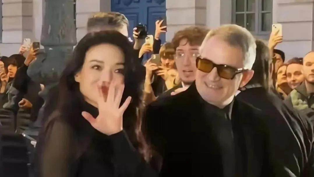 舒淇穿黑色薄纱裙秀紧致身材 一头黑色波浪长发妩媚动人