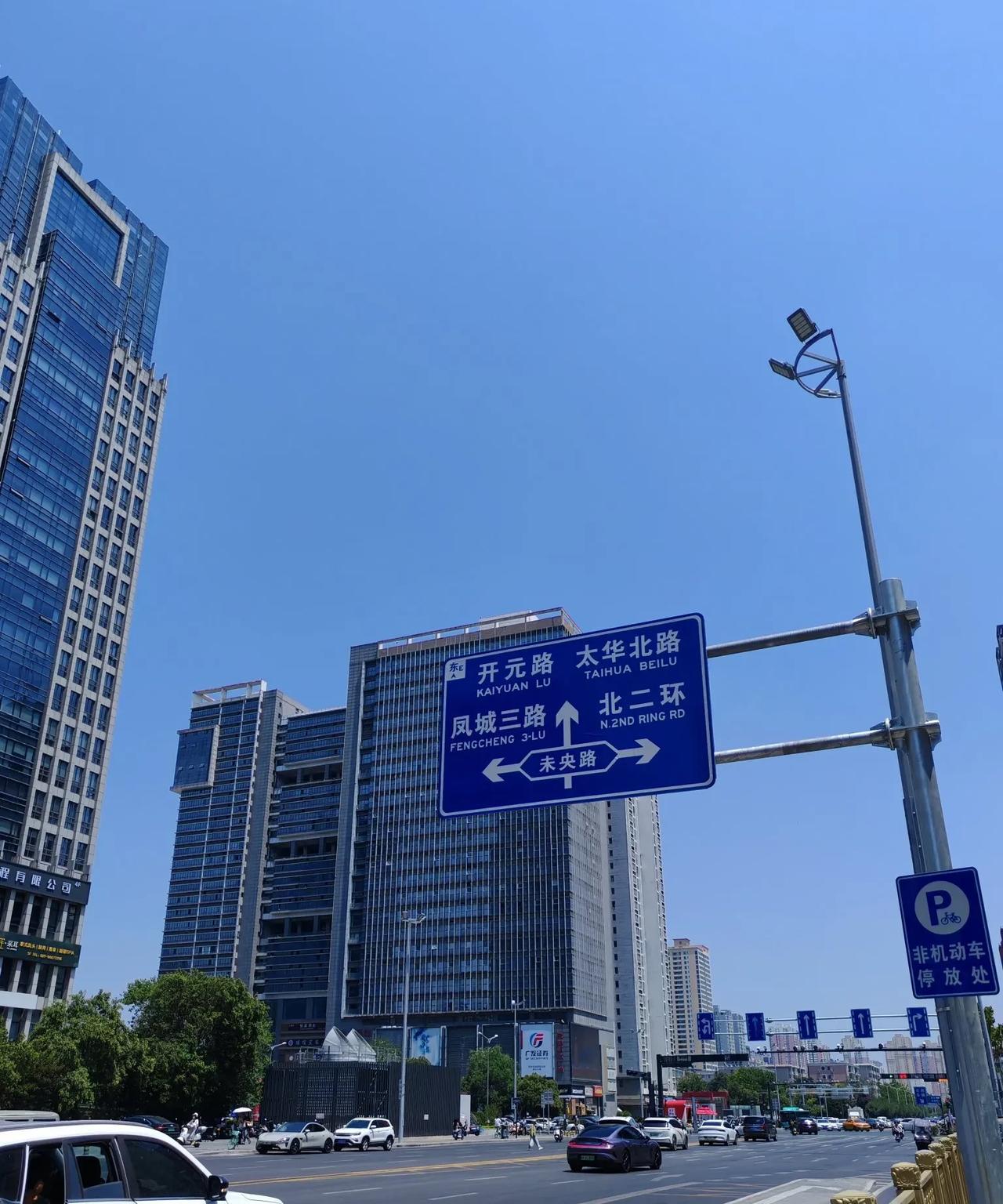 西安这高温在持续。
8月2日，此刻我在外面溜达，用一个词来形容天气，就是“热浪滚