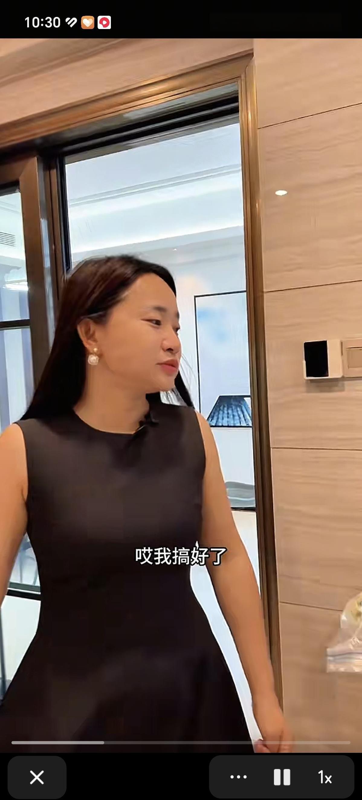 周阿姨让胖阿姨买个自己喜欢的金镯子，哪怕自己添点钱也行。
小凤带胖阿姨去兑现在云