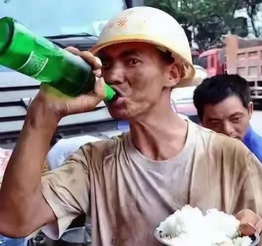 不懂就问，农民工为什么喜欢喝啤酒，而不要喝白开水呢？