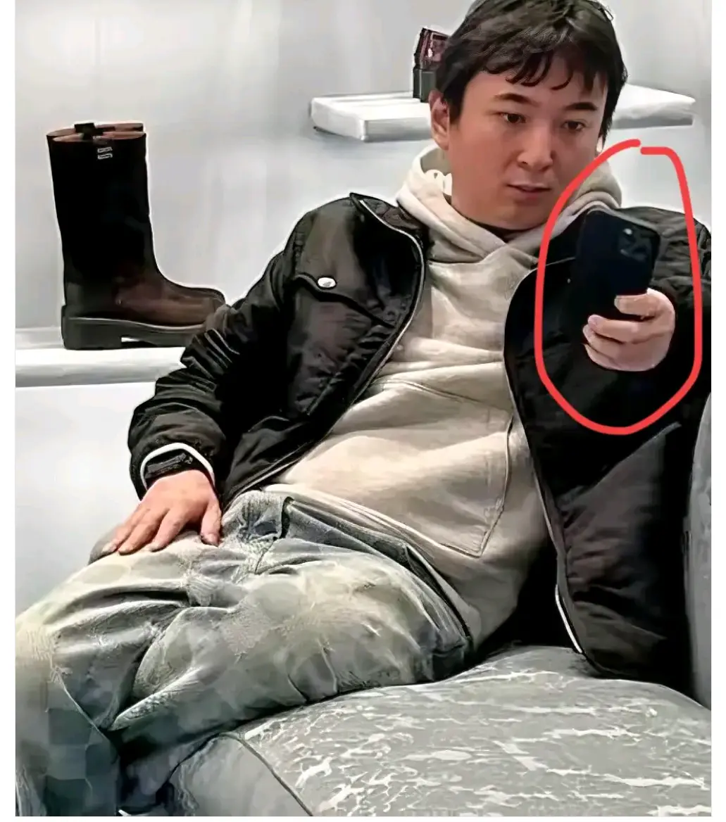 你觉得王思聪拿的什么牌子手机