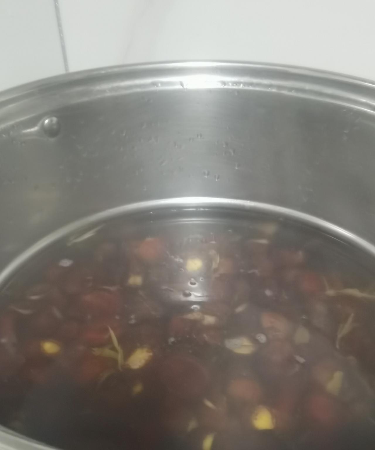 板栗好吃难保存。今年的板栗特别便宜，好的才两元钱一斤，我打算买些来放到过年吃。但