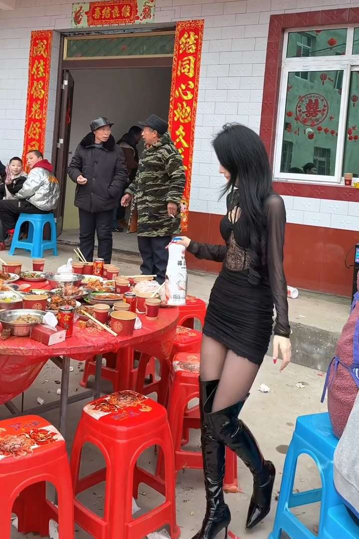 在村里吃席遇见的，不知道她在城里是做什么工作？