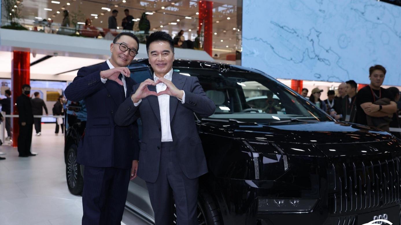 爷青回！“达康”“祁厅”8年后同框，许亚军广州车展下单极氪9X