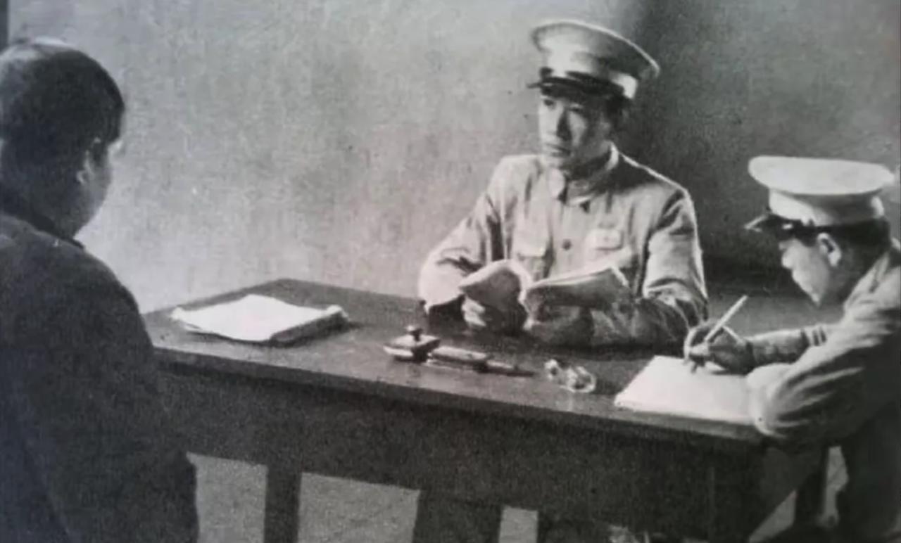 1949年，重庆解放后，一个特务伪装成农民，留在村里种地，原以为无人得知他的身份