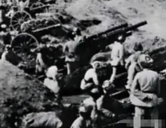 1951年，一名15岁的新兵在擦大炮时，专心地盯着瞄准镜，突然他发现敌人阵地上有
