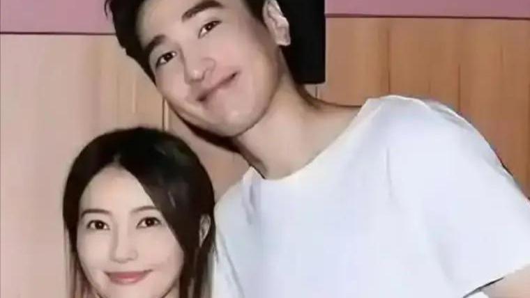 高圆圆赵又廷夫妻挽臂逛超市被偶遇，结婚多年仍似热恋