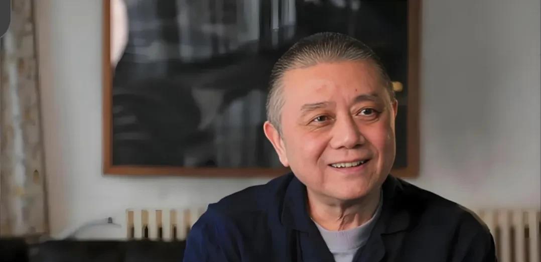 王硕忽然一下子老了
老了反而慈眉善目
讲述了和君子和解了
笑起来像个慈祥的小老头