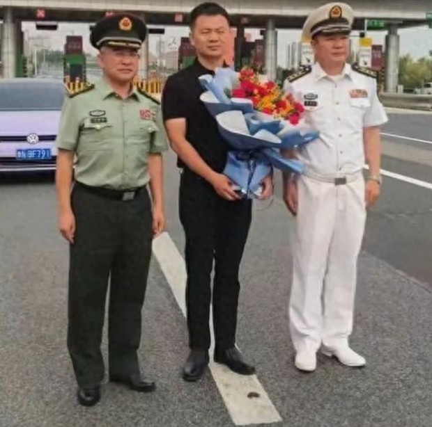 张伟应记一等功，三位下水救人的应授予见义勇为。有三位下水救人英勇到医院看望张伟，