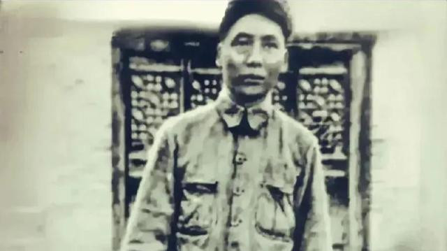 1935年，刚走完长征的毛主席，衣服破烂，满脸憔悴，身体瘦得脱相