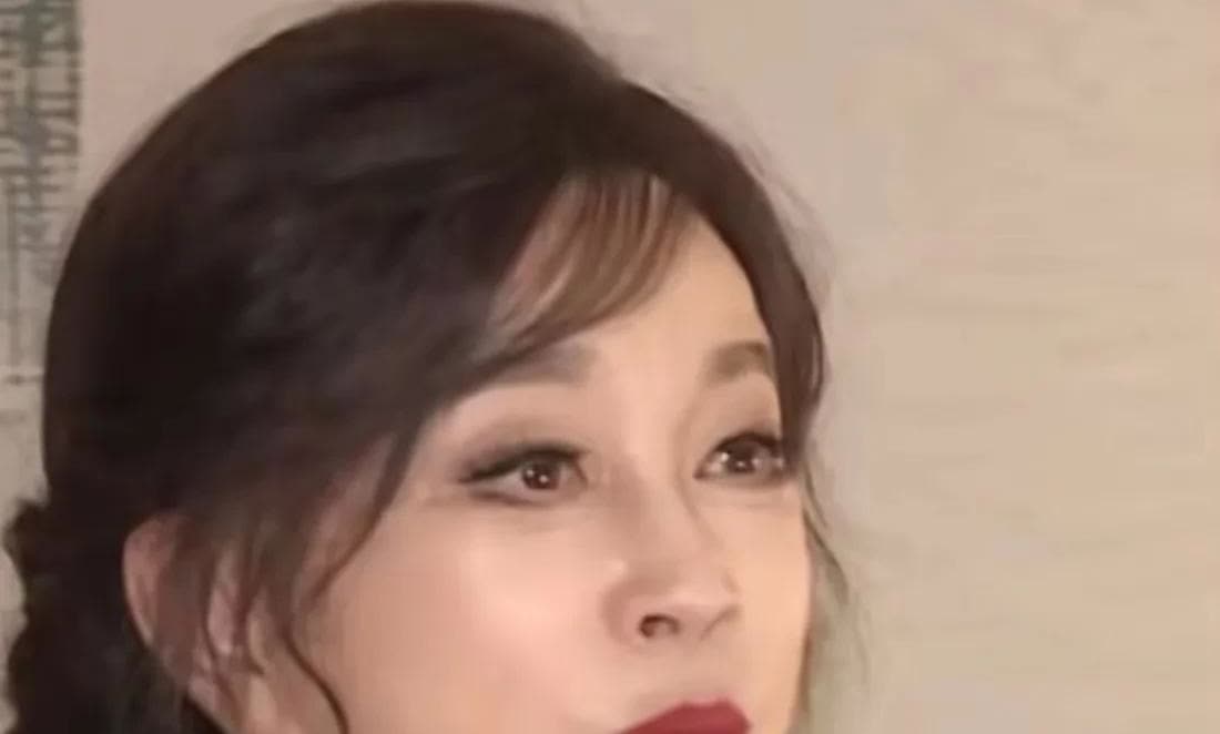 刘晓庆有一次透露说:

不管白天有多忙碌，每天晚上她和他的小男友都必须要做一