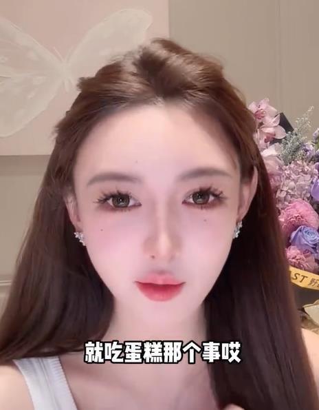 #叶珂回应吃蛋糕梗由来# 对于“珂学”，网友趋之若鹜。认为叶珂视频中的吃蛋糕已成
